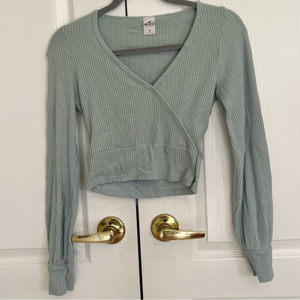 Hollister wrapped cropped shirt